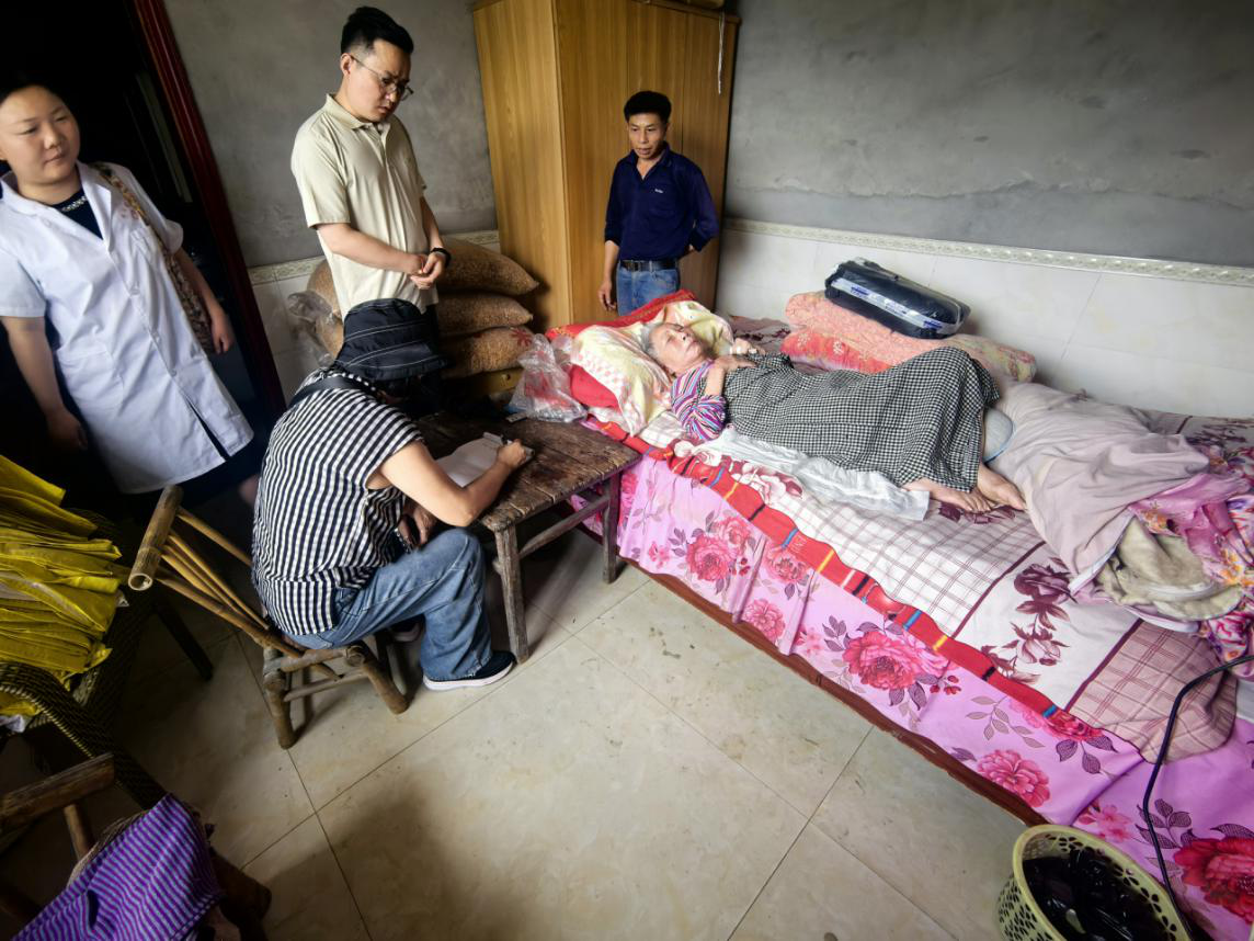 審計(jì)人員深入失能老人家中了解村衛(wèi)生室服務(wù)情況