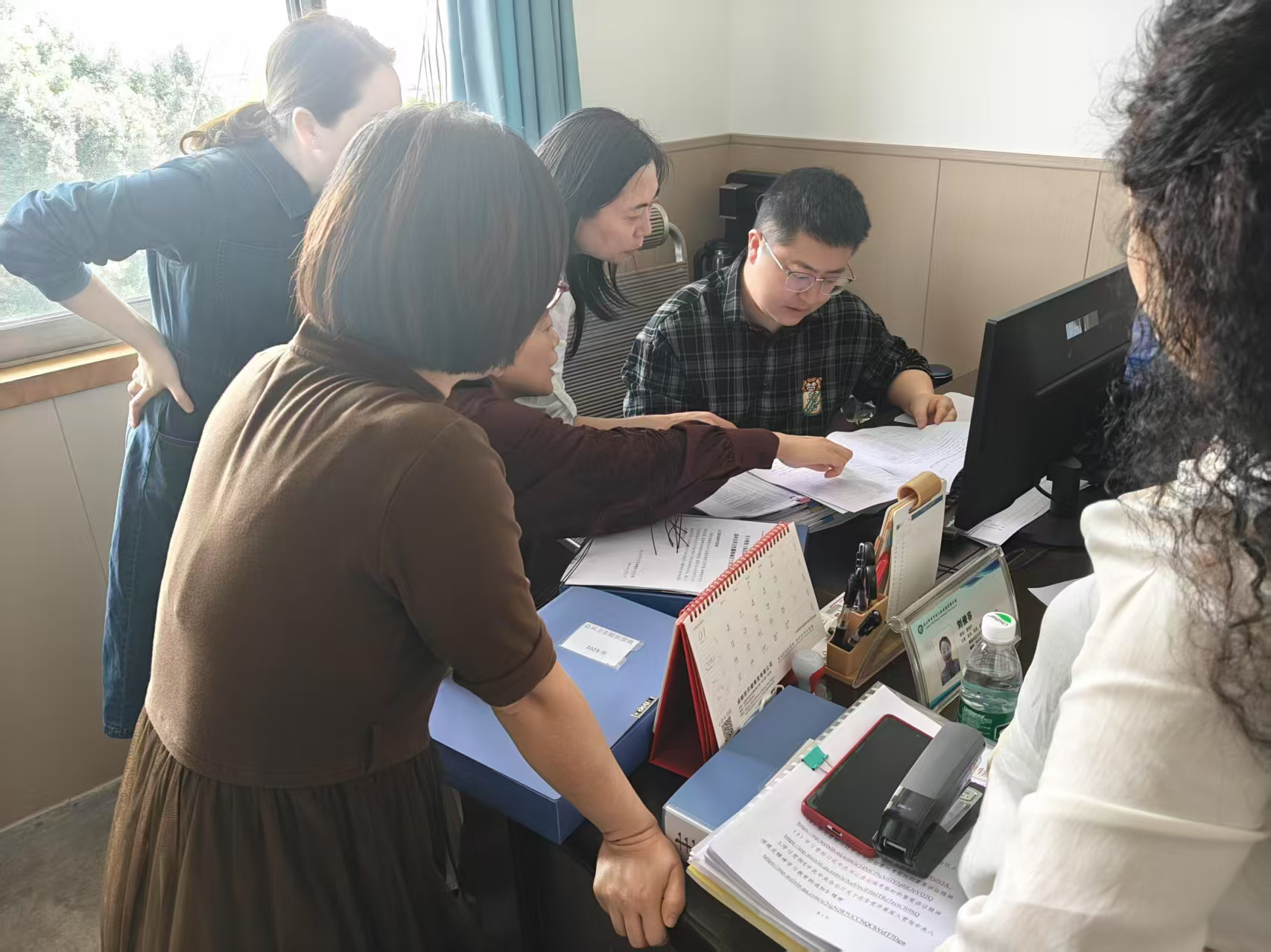 審計(jì)人赴鄉(xiāng)鎮(zhèn)衛(wèi)生院檢查基本公共衛(wèi)生服務(wù)相關(guān)資料