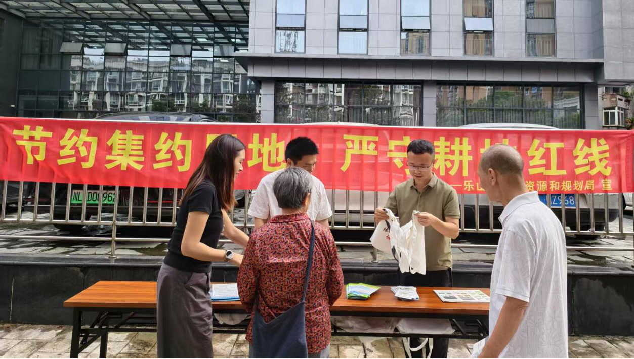市自然資源規(guī)劃局定點(diǎn)普法宣傳