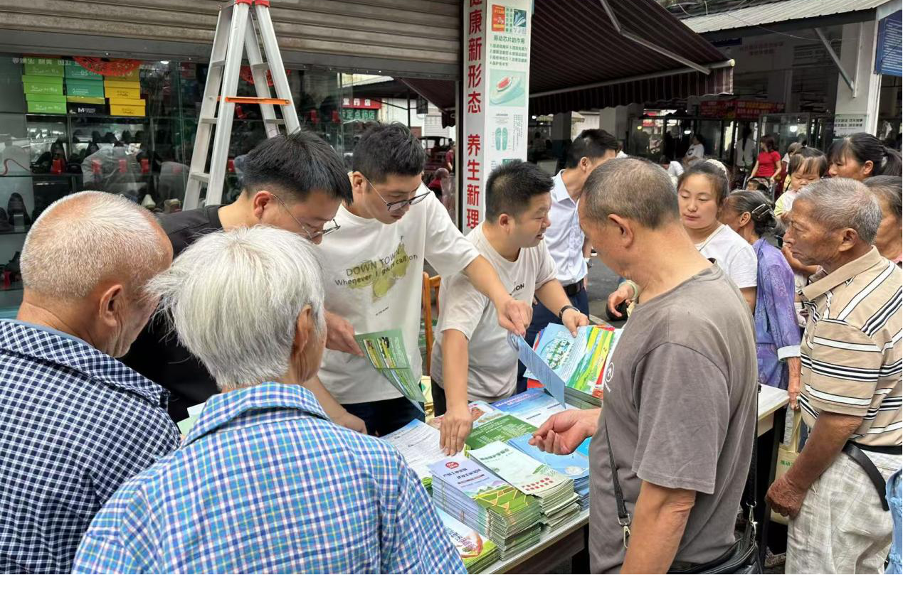 市中區(qū)自然資源局工作人員深入鎮(zhèn)街向群眾發(fā)放宣傳冊(cè)，宣傳土地相關(guān)法律政策