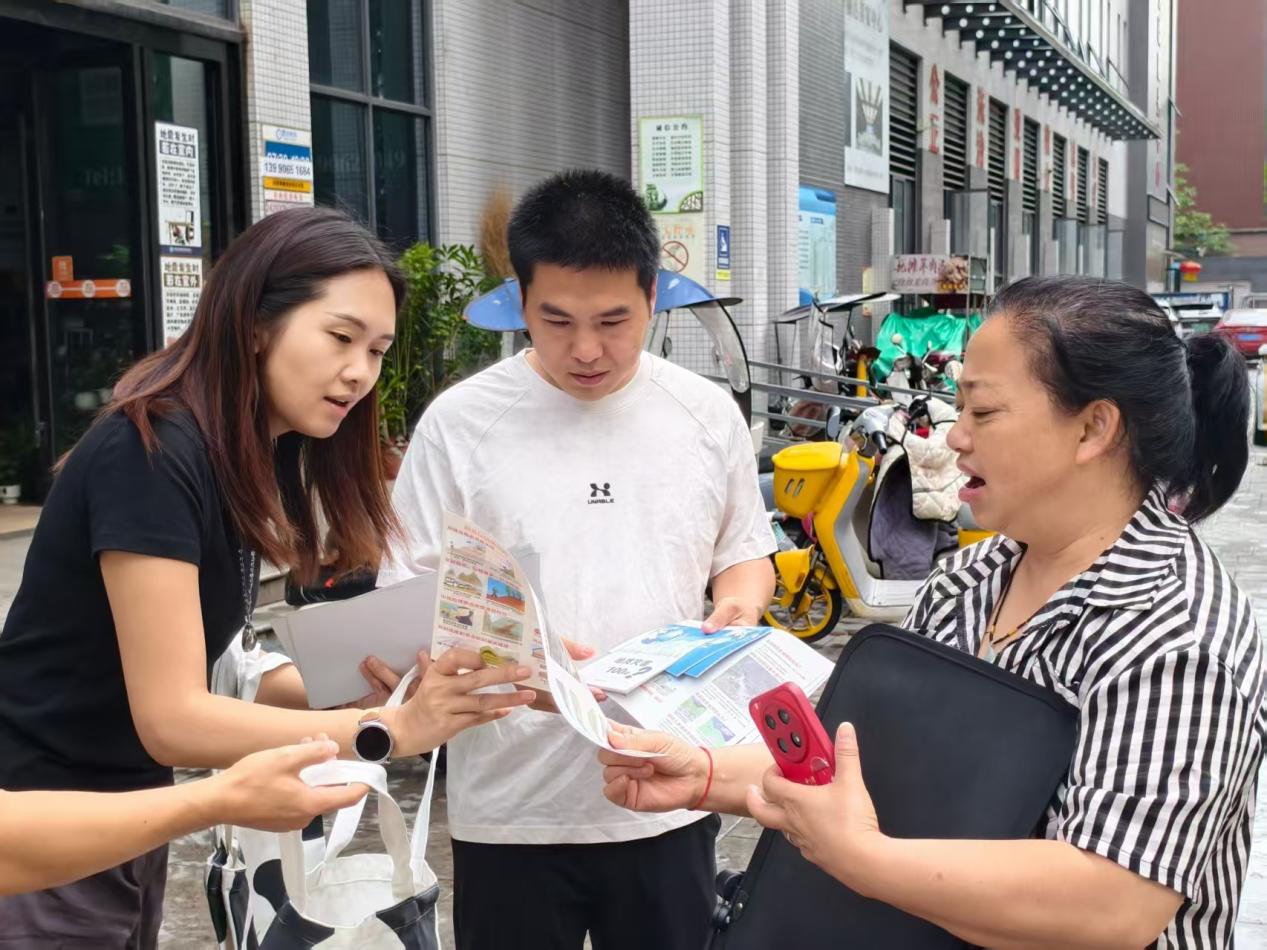 工作人員進(jìn)農(nóng)貿(mào)市場(chǎng)宣傳
