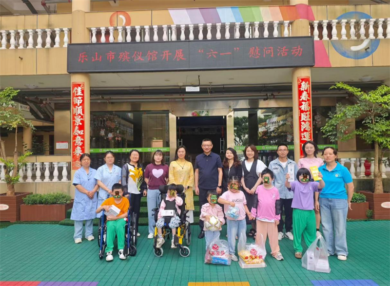 樂山市殯儀館工會主席李翔、黨支部副書記李金渝一行到院慰問兒童