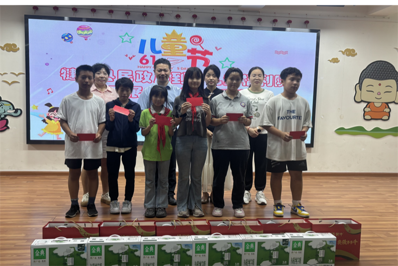 犍為縣民政局局長錢泳丞一行到院慰問兒童
