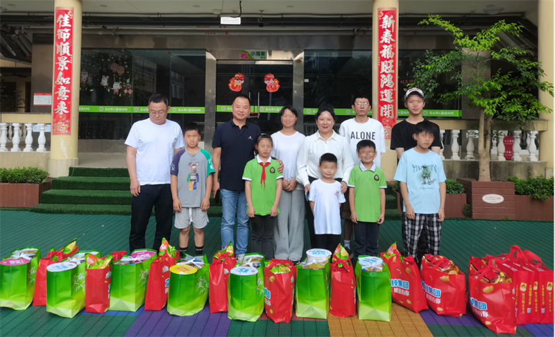 馬邊彝族自治縣民政局局長喻聲瓊一行到院慰問兒童