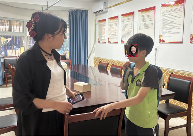 峨眉山市未保中心何莉一行到院慰問兒童