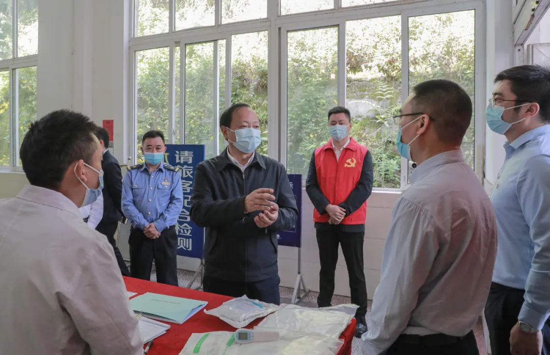 馬波在沙灣火車站了解疫情防控工作落實(shí)情況記者龔啟文攝