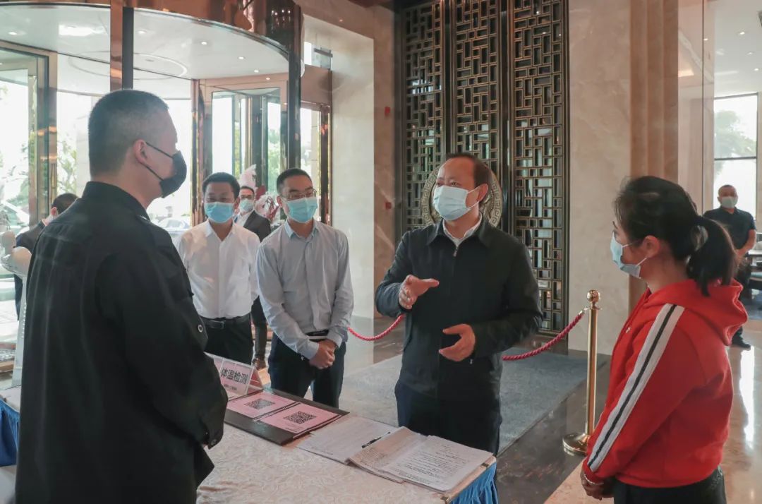馬波在德勝國(guó)際酒店仔細(xì)察看風(fēng)險(xiǎn)地區(qū)來（返）樂人員排查管控情況記者龔啟文攝