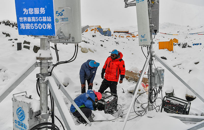 在海拔6500米的珠峰前進營地，中國移動工作人員在調(diào)試5G基站（2020年5月21日攝）。新華社記者？晉美多吉？攝