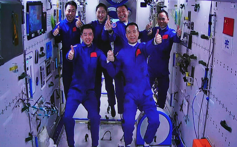 2022年11月30日在酒泉衛(wèi)星發(fā)射中心拍攝的神舟十五號航天員乘組與神舟十四號航天員乘組太空合影的畫面。新華社記者？郭中正？攝
